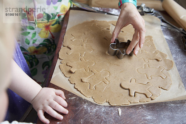 Mutter und Tochter machen Lebkuchenkekse.