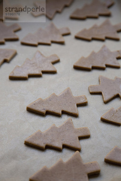 Weihnachtsbaumplätzchen auf Backblech