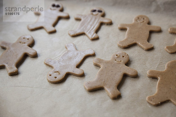 Nahaufnahme von Lebkuchenplätzchen auf Backblech