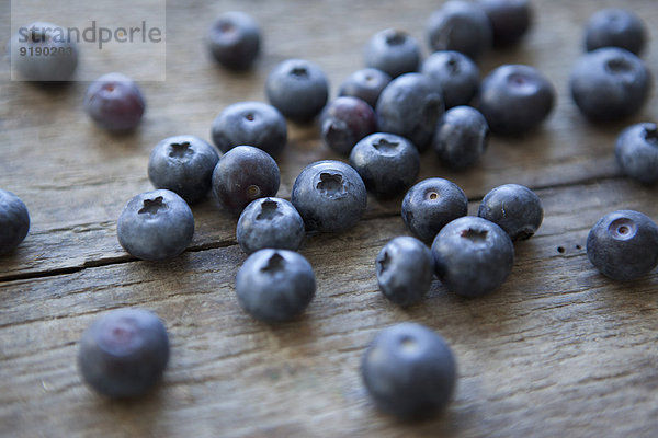 Nahaufnahme von Heidelbeeren auf dem Tisch