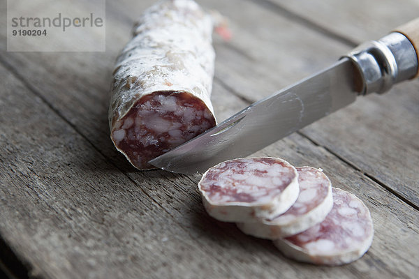 Messer-Schneidwurst auf dem Tisch