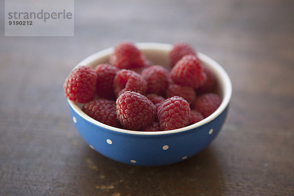 Nahaufnahme von Himbeeren in der Schale