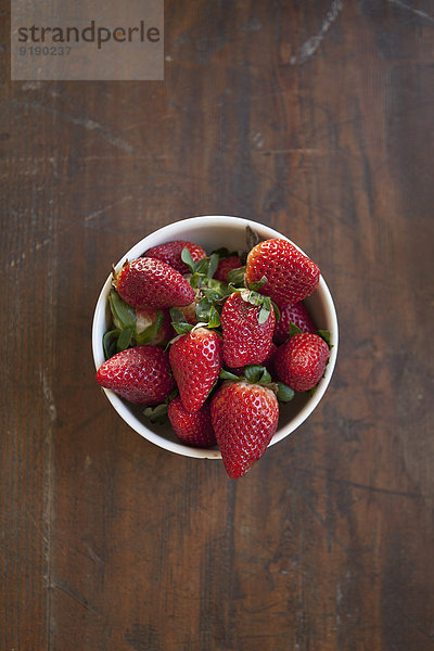 Direkt über Schuss Erdbeeren in Schale auf Tisch