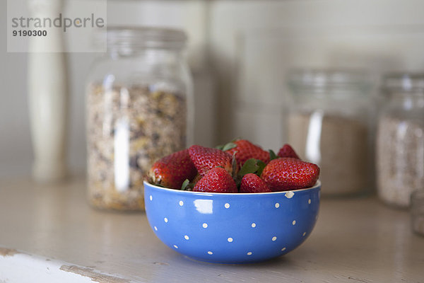 Schale mit Erdbeeren auf der Küchenzeile