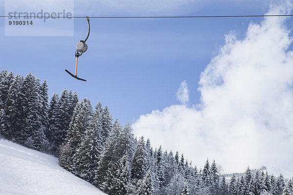 Skilift gegen bewölkten Himmel im Winter