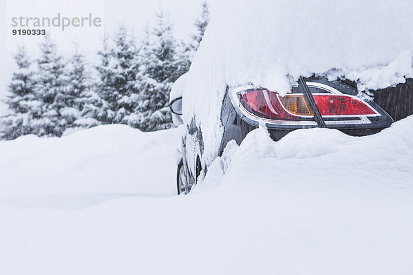 Auto mit Schnee bedeckt