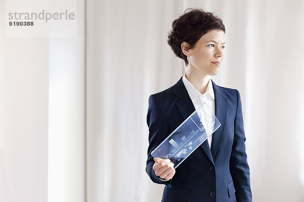 Geschäftsfrau mit modernem digitalen Tablett im Büro