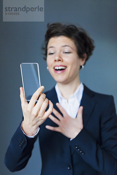 Glückliche Geschäftsfrau Holding Blank Futuristic Transparent Mobile