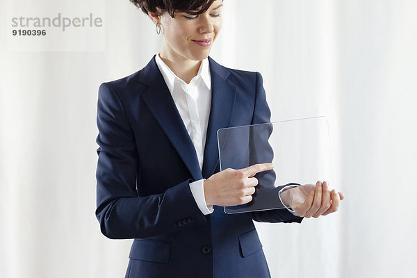 Zuverlässige Geschäftsfrau zeigt auf modernen  leeren elektronischen Digitalbildschirm