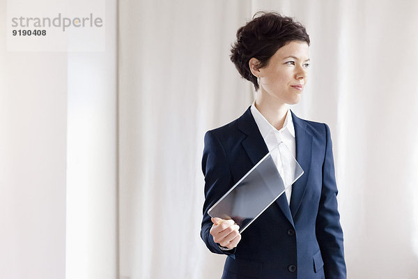 Lächelnde Geschäftsfrau Holding Modern Blank Transparent Digital Tablet