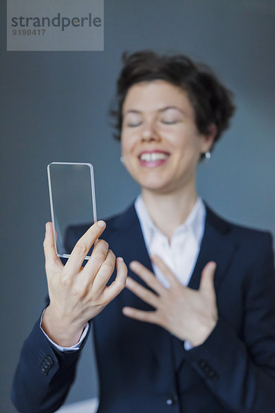 Zufriedene Geschäftsfrau Holding Blank Futuristisch Transparentes Smartphone