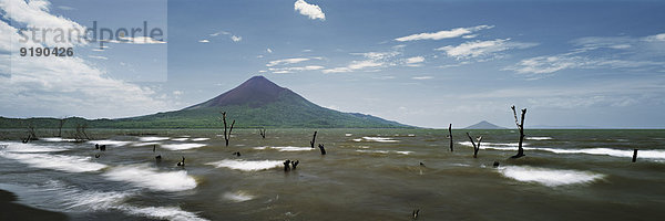 Blick auf den Managua-See und den Vulkan Momotombo  Nicaragua