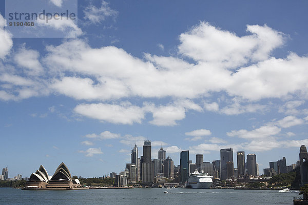 Blick auf das Opernhaus und die Skyline von Sydney bei bewölktem Himmel  Australien
