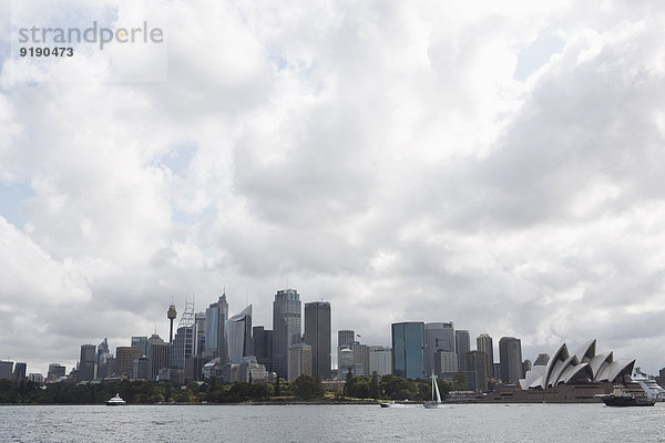 Sydney Opernhaus und Skyline vor bewölktem Himmel  Australien