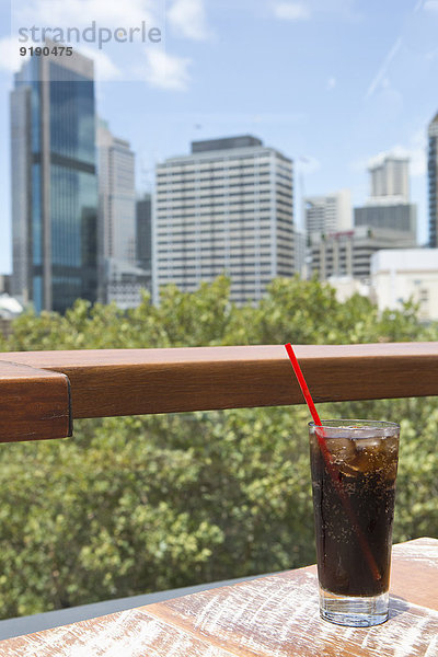 Glas Cola auf Tisch gegen das Stadtbild