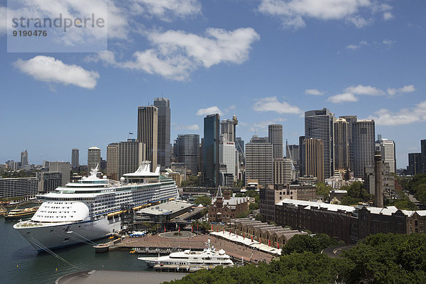 Sydney Hafen und Skyline vor bewölktem Himmel  Australien