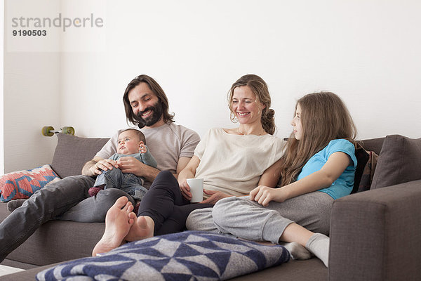 Glückliche Familie verbringt ihre Freizeit im Wohnzimmer