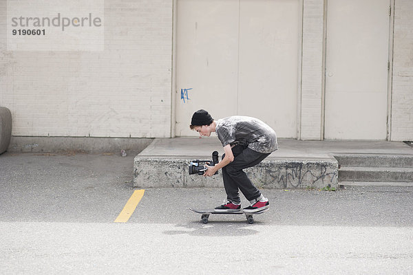 Volle Seitenansicht des Mannes beim Skateboarden im Freien