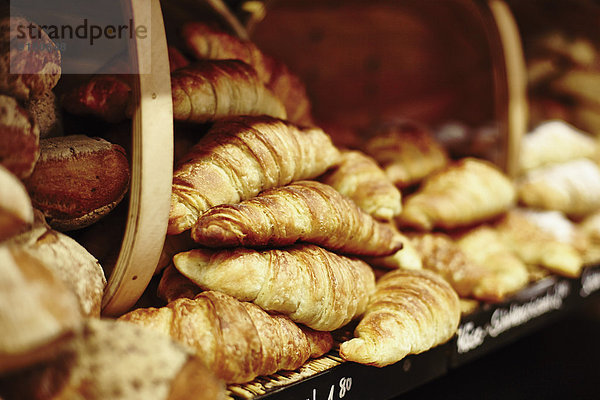 Frische Croissants zum Verkauf im Geschäft