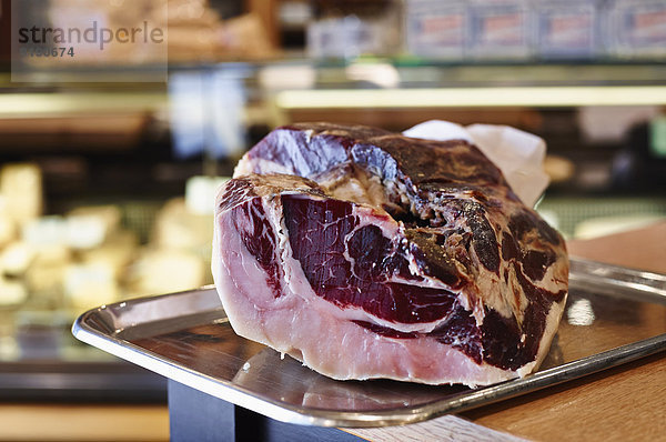 Fleisch auf Tablett in der Metzgerei