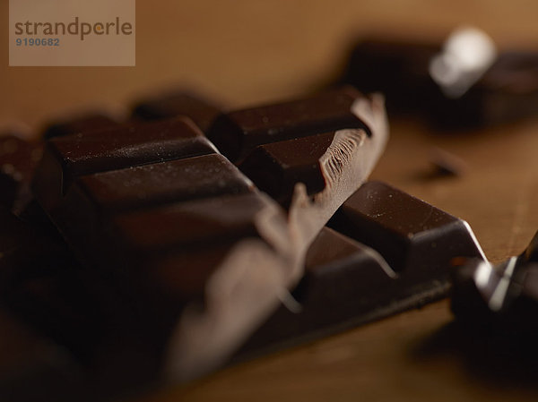 Zartbitterschokolade auf dem Tisch