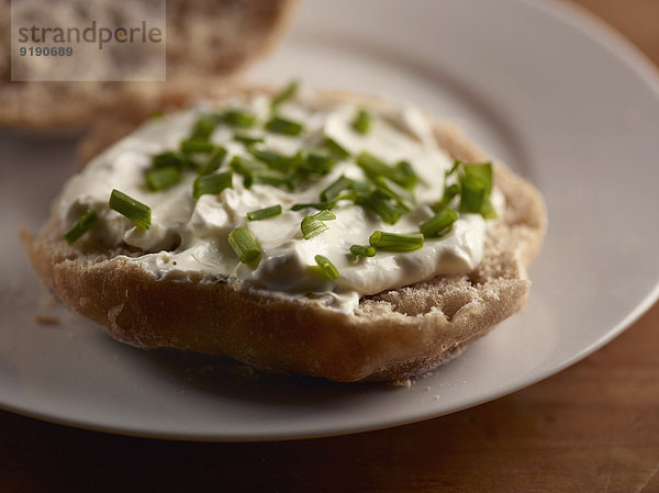 Frühlingszwiebeln und Mayonnaise im Teller