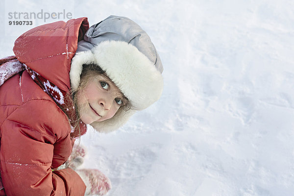 Seitenansicht Porträt eines Mädchens im Schnee
