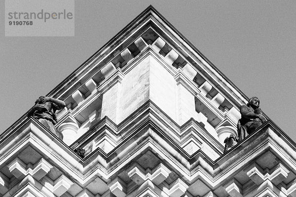 Flachwinkelansicht des Parlamentsgebäudes gegen klaren Himmel  Berlin  Deutschland