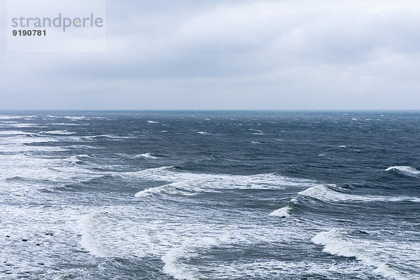 Wellen an der Ostsee gegen bewölkten Himmel  Kap Arkona  Deutschland