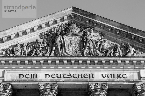 Flachwinkelansicht des Parlamentsgebäudes gegen den Himmel  Berlin  Deutschland