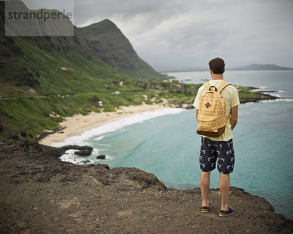 Rückansicht des Mannes mit Blick auf Makapuuu Beach  Hawaii  USA