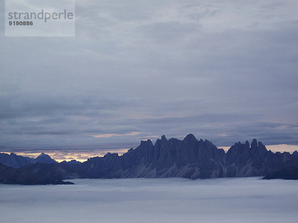 Blick auf die Berge gegen den bewölkten Himmel