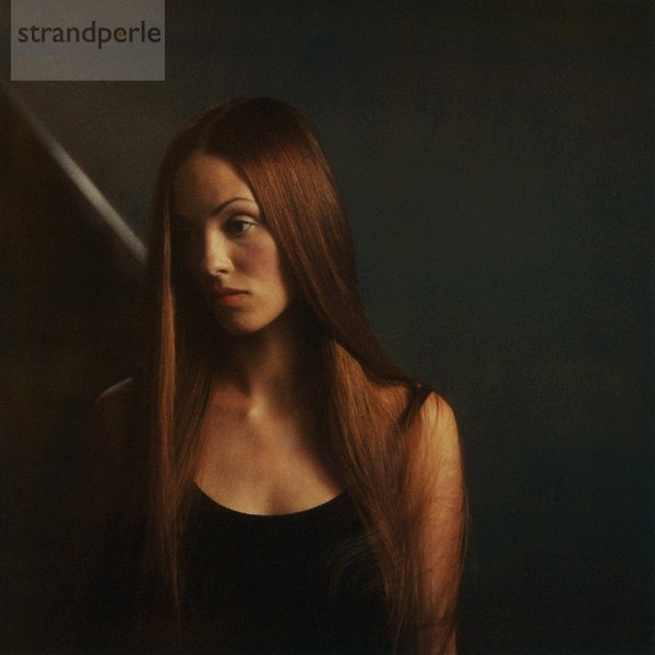 Frau mit langen Haaren  traurig wegblickend  Portrait