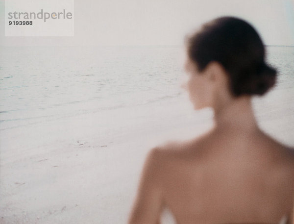 Junge Frau am Strand  Blick auf die Aussicht