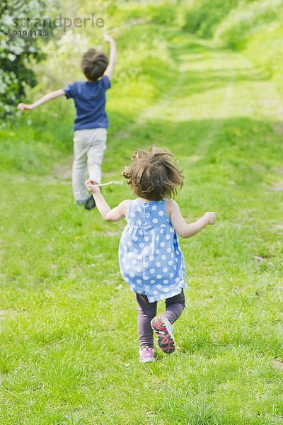 Kinder laufen auf dem Weg durch die Landschaft