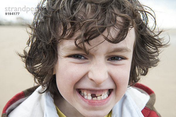 Junge mit fehlendem Zahn  Porträt