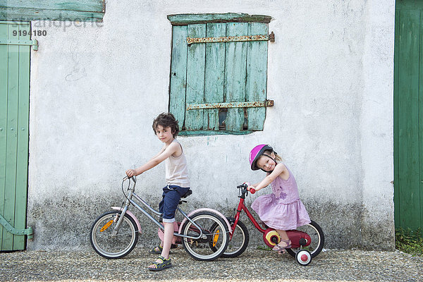 Junge Geschwister beim gemeinsamen Radfahren