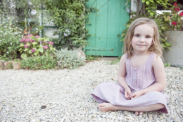 Kleines Mädchen im Freien sitzend  Portrait