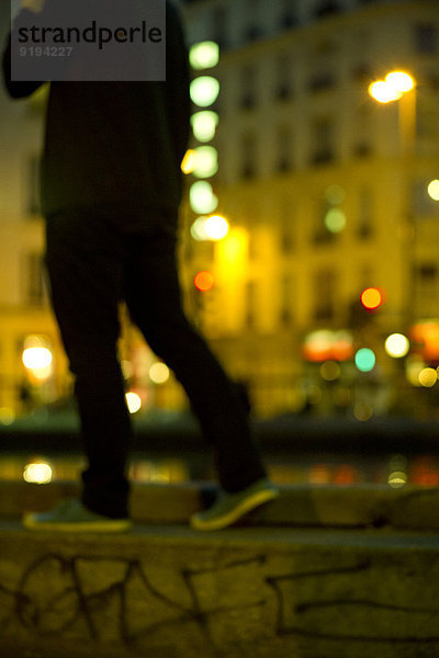 Person  die auf der Uferpromenade spazieren geht.