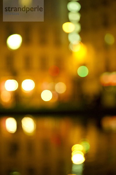 Von der Flussoberfläche reflektiertes Stadtlicht