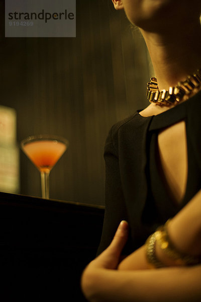 Frau sitzt allein in der Nachtclub-Bar