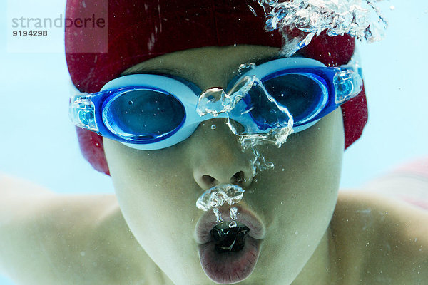 Junge schwimmt unter Wasser  Portrait