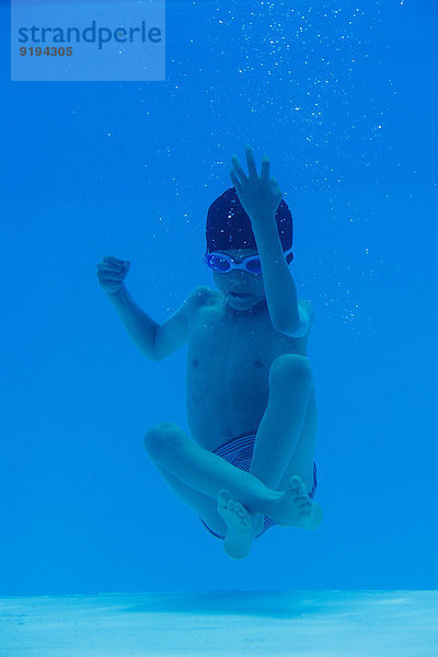 Junge versinkt unter Wasser im Schwimmbad