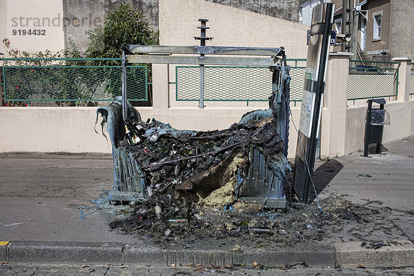 Durch Feuer zerstörter Müllcontainer  Nantes  Loire-Atlantique  Frankreich