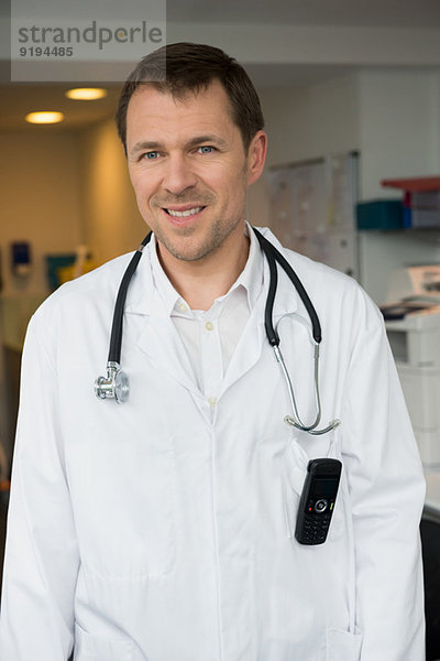 Porträt eines im Krankenhaus lächelnden Arztes