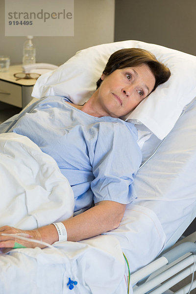 Frau im Krankenhausbett liegend