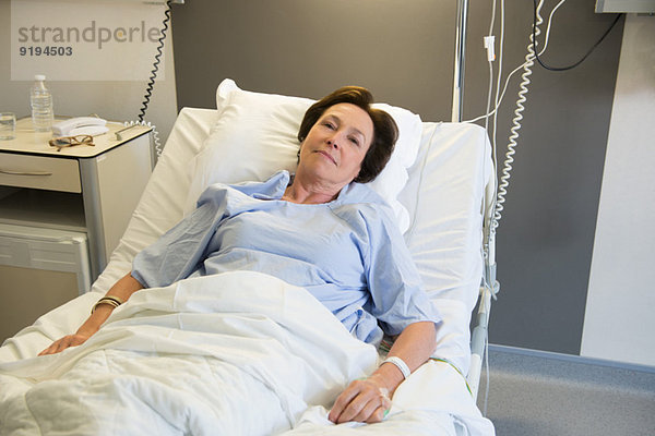 Frau im Krankenhausbett liegend