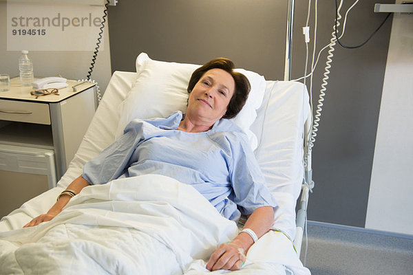 Frau im Krankenhausbett liegend