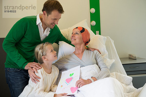 Mädchen mit ihrem Vater zu Besuch bei ihrer Mutter im Krankenhaus