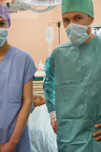 Ärzteteam mit einem Patienten im Operationssaal